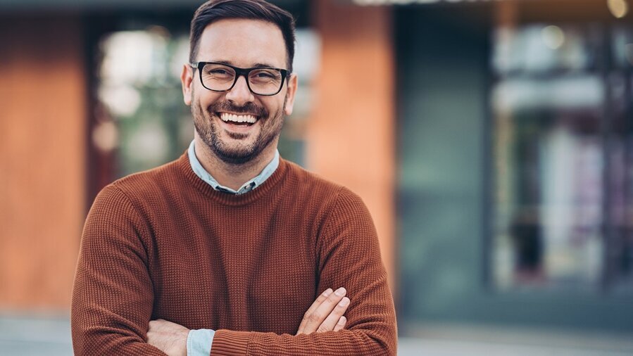 Lachender junger Mann