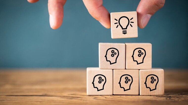 Holzwürfel mit verschiedenen Symbolen für Lösungen