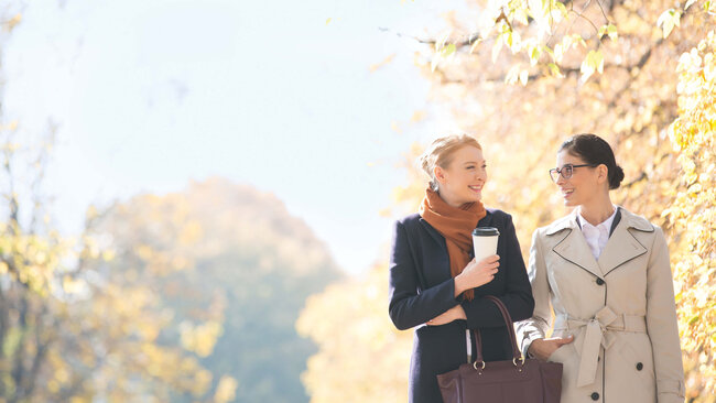 Zwei Frauen, die gemeinsam spazieren gehen 