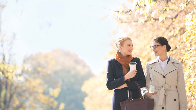 Zwei Frauen, die gemeinsam spazieren gehen 