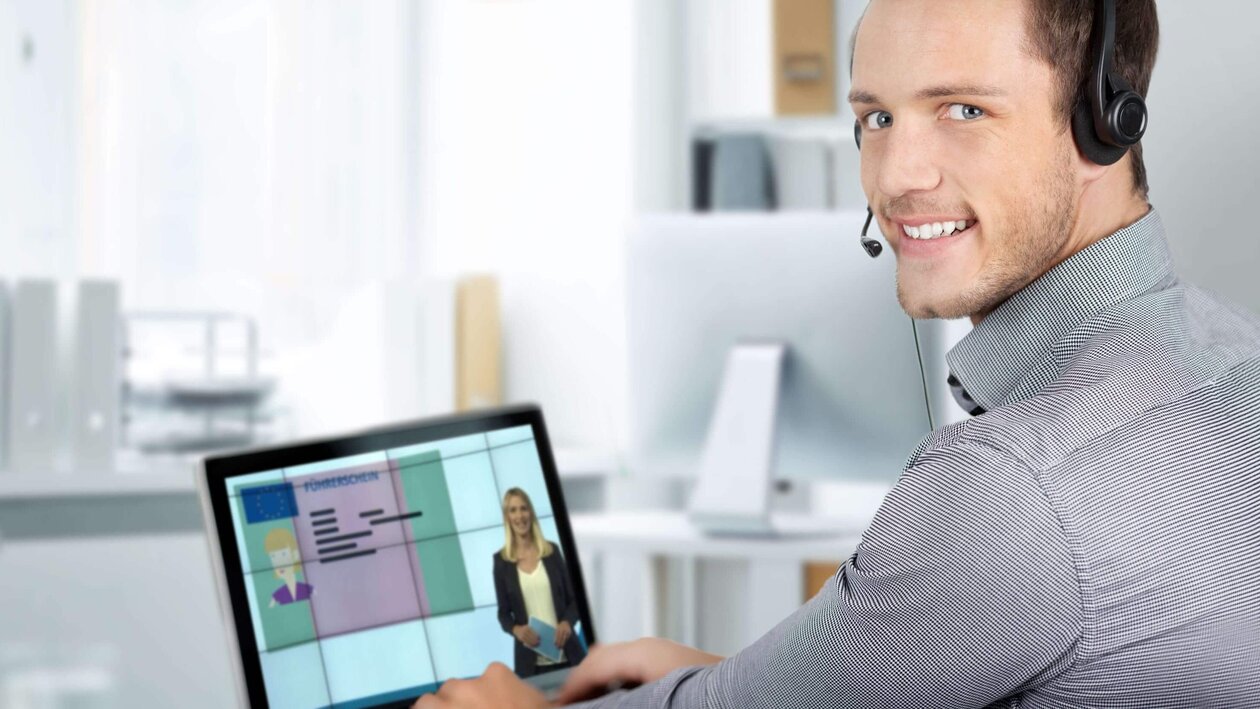 Webbasierte Trainings lächelnder Mann arbeitet am Laptio