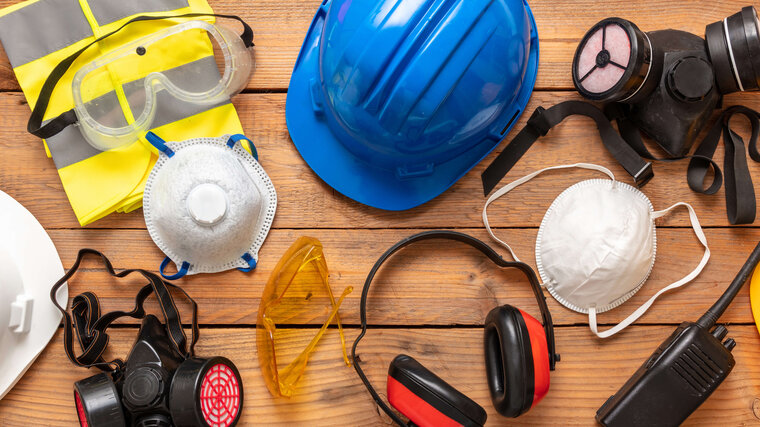 Arbeitsschutzausrüstung wie Helm, Hörschutz, Mundschutz