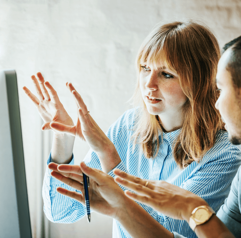 Zwei Mitarbeiter im Gespräch