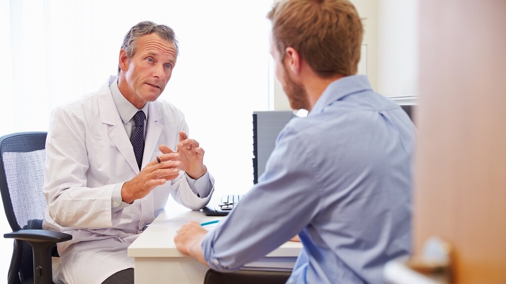 Präventivmedizin Arzt im Gespräch mit einem Patienten