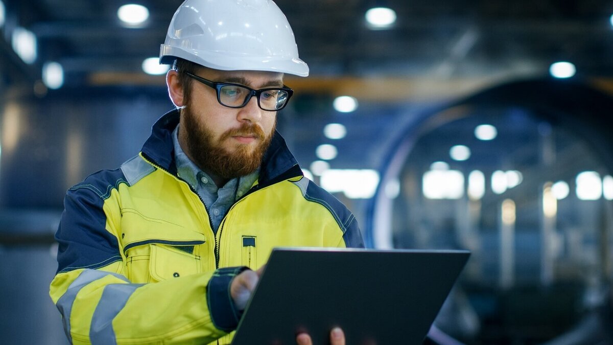 Arbeitsschutz neu gedacht: Nachhaltigkeit als Schlüssel zum Erfolg! Online-Impulsvortrag - live erklärt in 30 Minuten Arbeitsschutz Arbeiter mit Helm sieht sich Arbeitsschutz Online-Impulsvortrag bei seiner Arbeit auf dem Tablet an