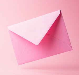 rosa-farbener Briefumschlag