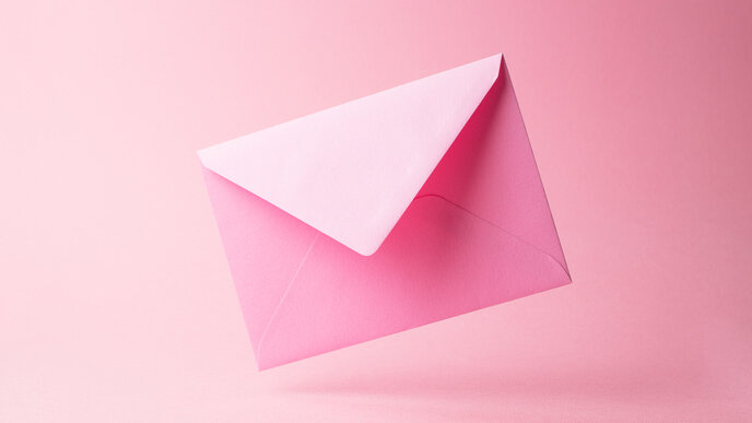 rosa-farbener Briefumschlag