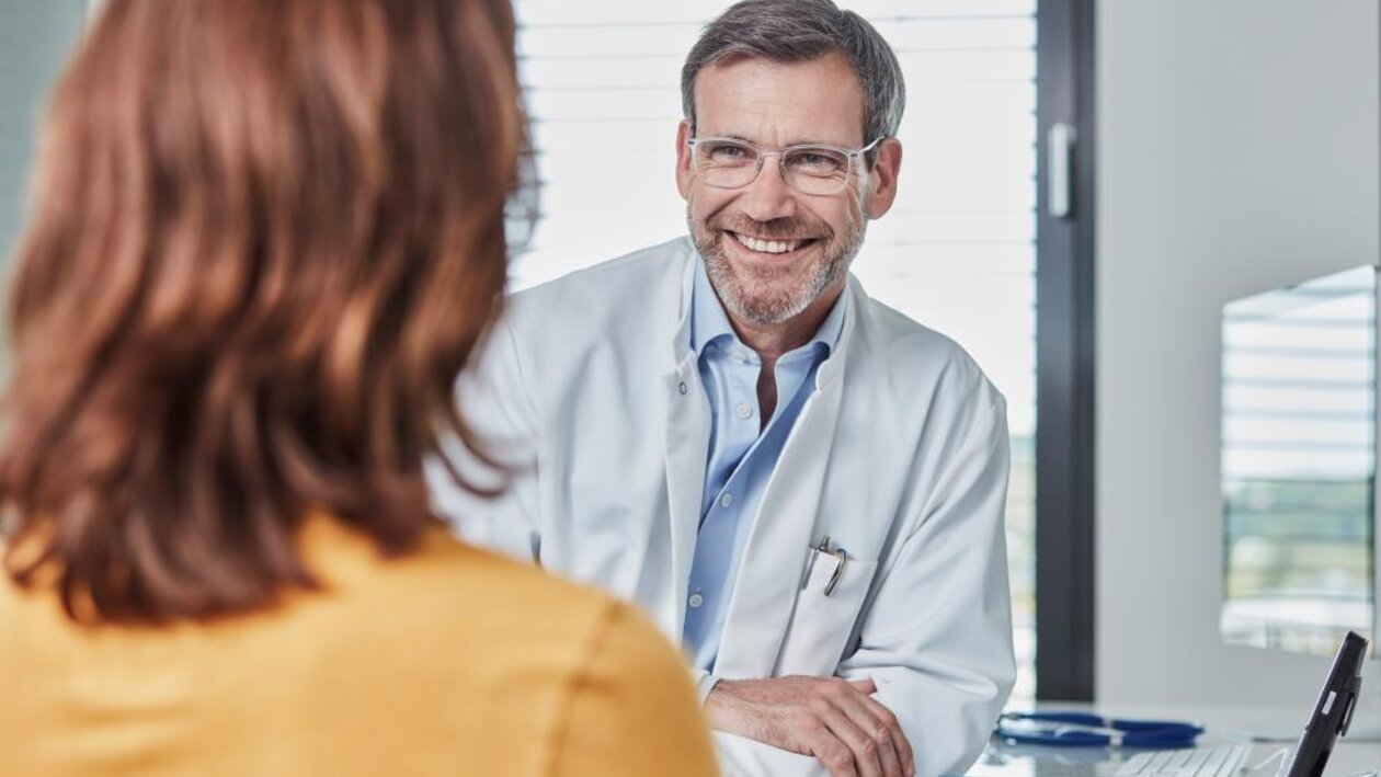 Facharzt für Innere Medizin im Beratungsgespräch