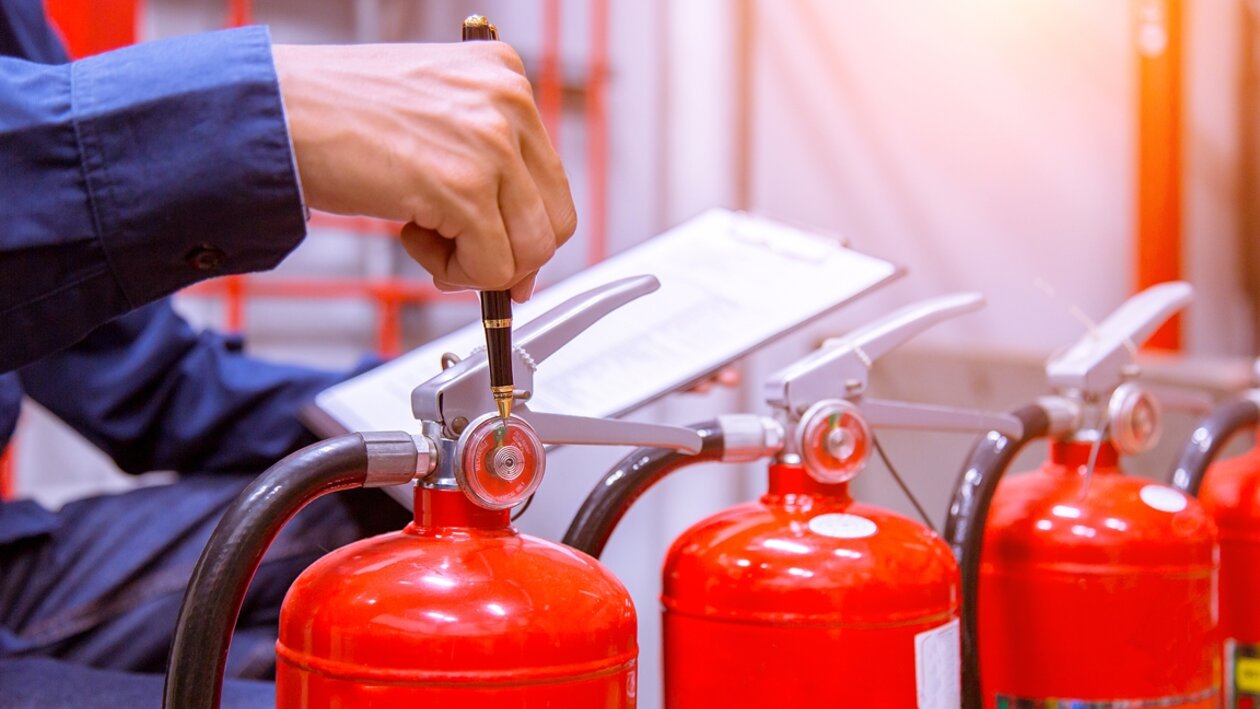 Der ias-Experte prüft den Feuerlöscher