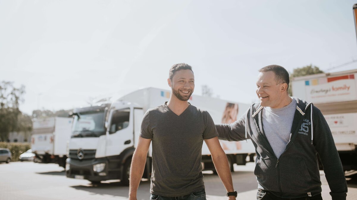 Ernstings-Family Mitarbeiter vor einem LKW