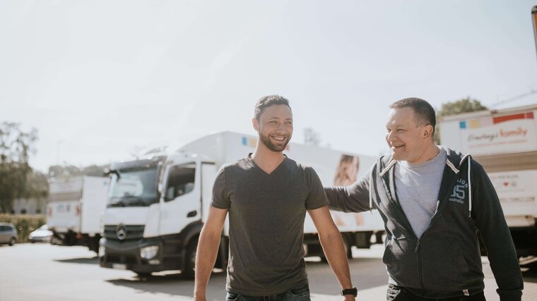 Ernstings-Family Mitarbeiter vor einem LKW