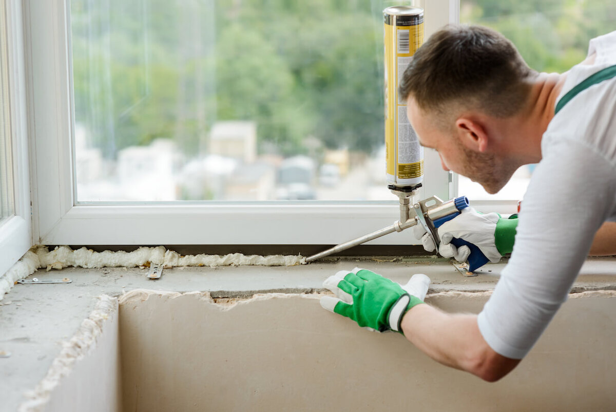 Bauarbeiter macht Fensterdichtung