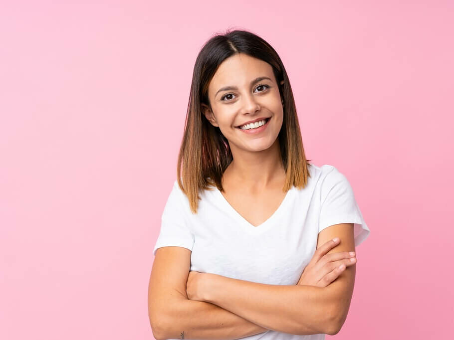 lächelnde junge Frau, rosa Hintergrund