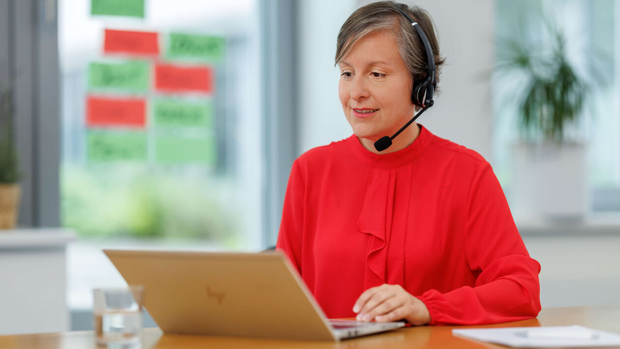 EAP-Beraterin Nadine Siemens von der ias mental health GmbH bei der Online-Beratung