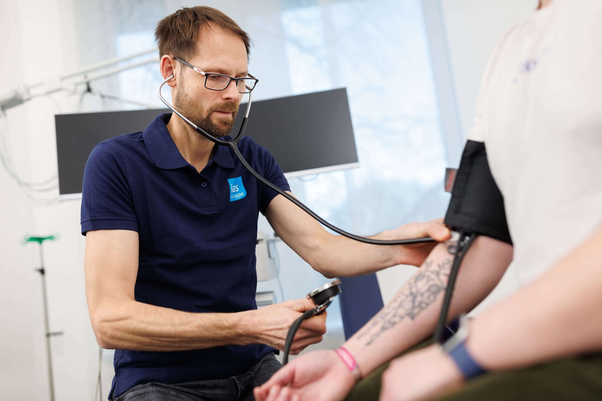 ias-Arzt misst Blutdruck