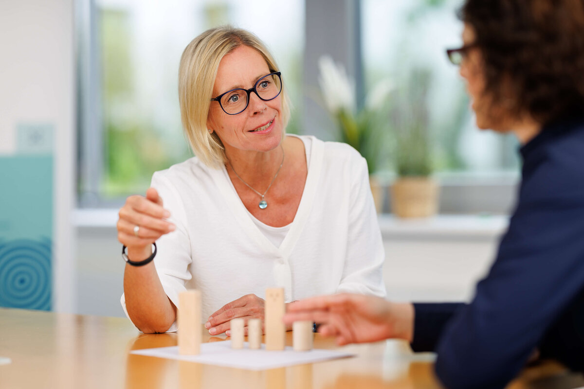 EAP Beraterin der ias mental health berät eine Klientin