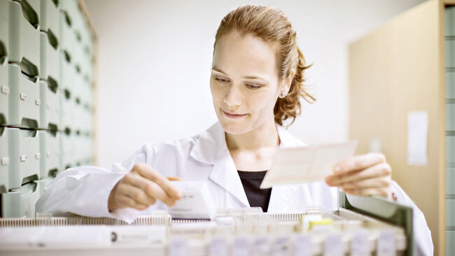 Eine konzentrierte Frau sortiert 