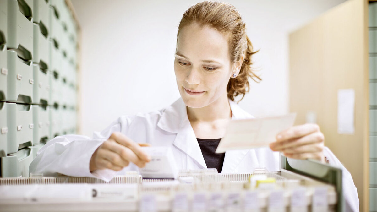 Eine konzentrierte Frau sortiert 