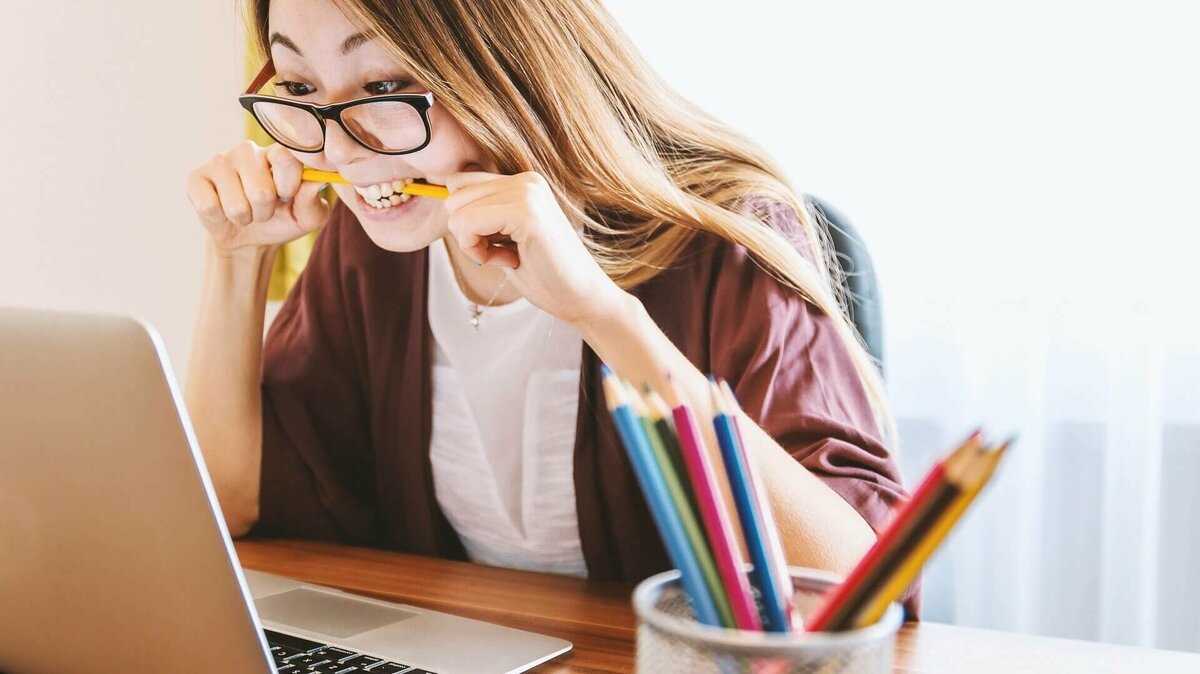 Junge Frau verzweifelt am Laptop