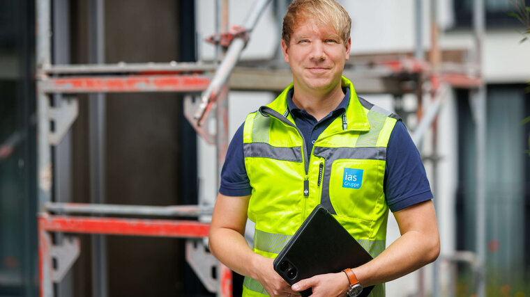 Sicherheitsingenieur vor einer Baustelle