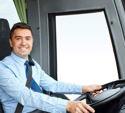 Busfahrer am Lenkrad