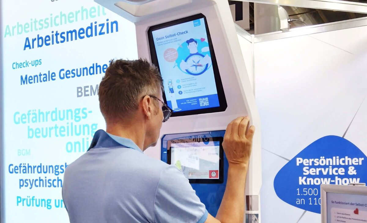 Nutzer am Präventionskiosk