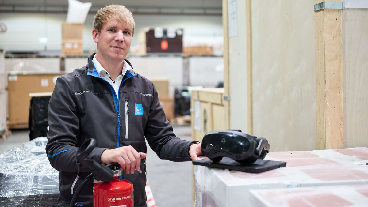 Ein externer Brandschutzbeauftragter der ias-Gruppe bei einer Brandschutzschulung