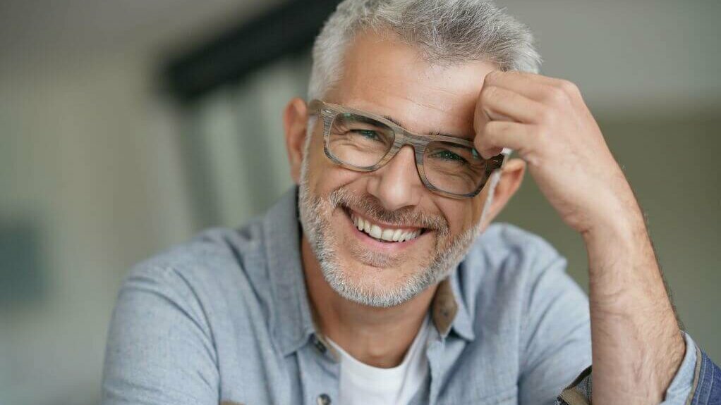 Mit-50iger Mann mit Brille, graues Haar