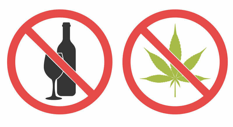 Zwei Symbole nebeneinander: Eines für Alkoholverbot auf dem Weinflasche und  -Glas durchgestrichen sind und eines mit einem Cannabisblatt, das durchgestrichen ist