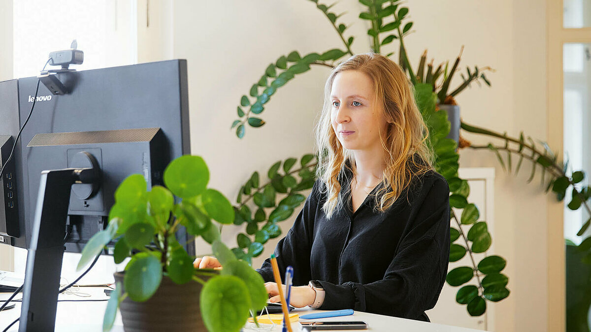 Baselabs, Laura Hermann, ias-Praxisreport Laura Hermmann von Baselabs am Schreibtisch