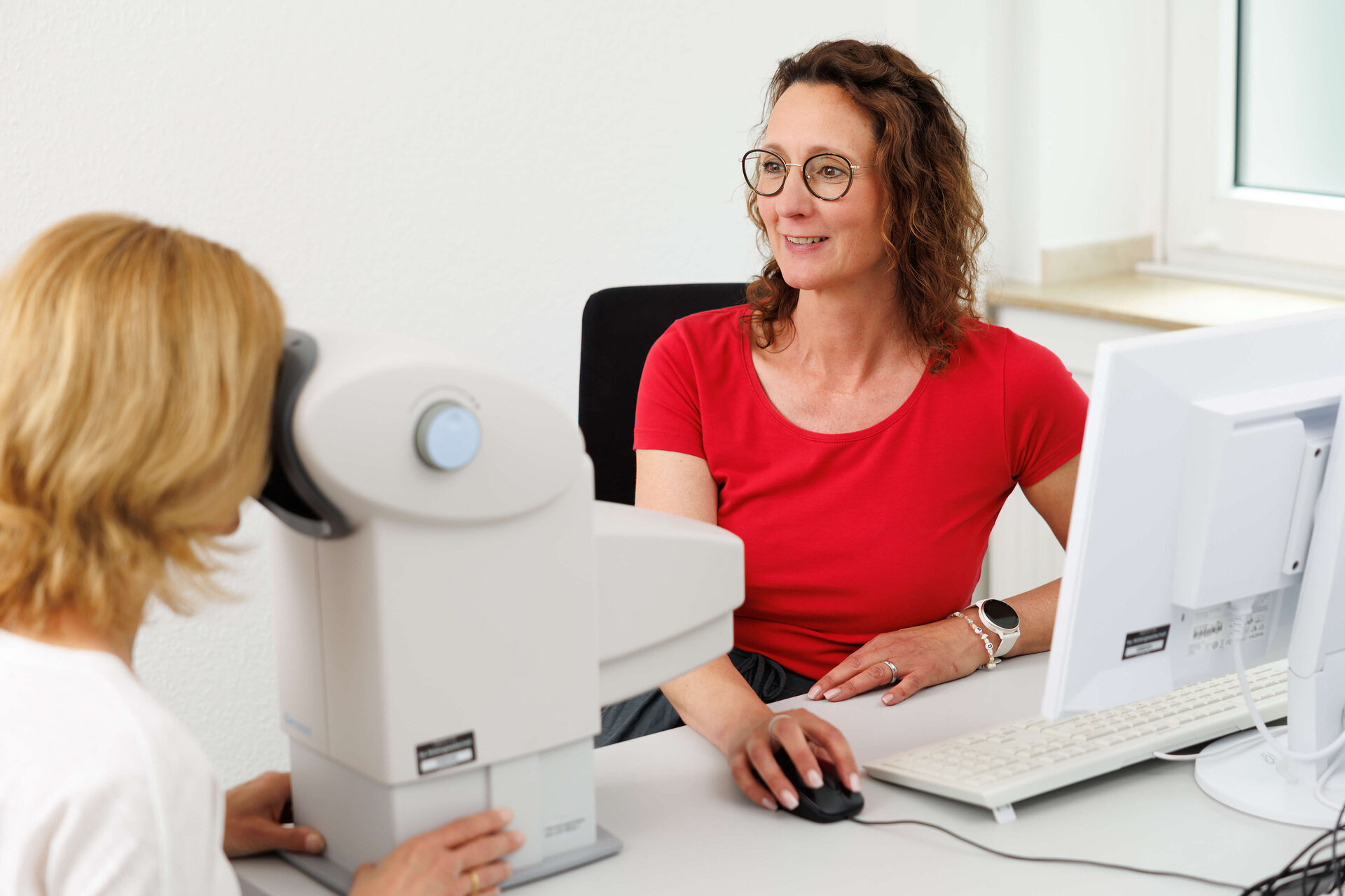 Untersuchung beim Betriebsarzt durch die Arzthelferin Claudia Götze 