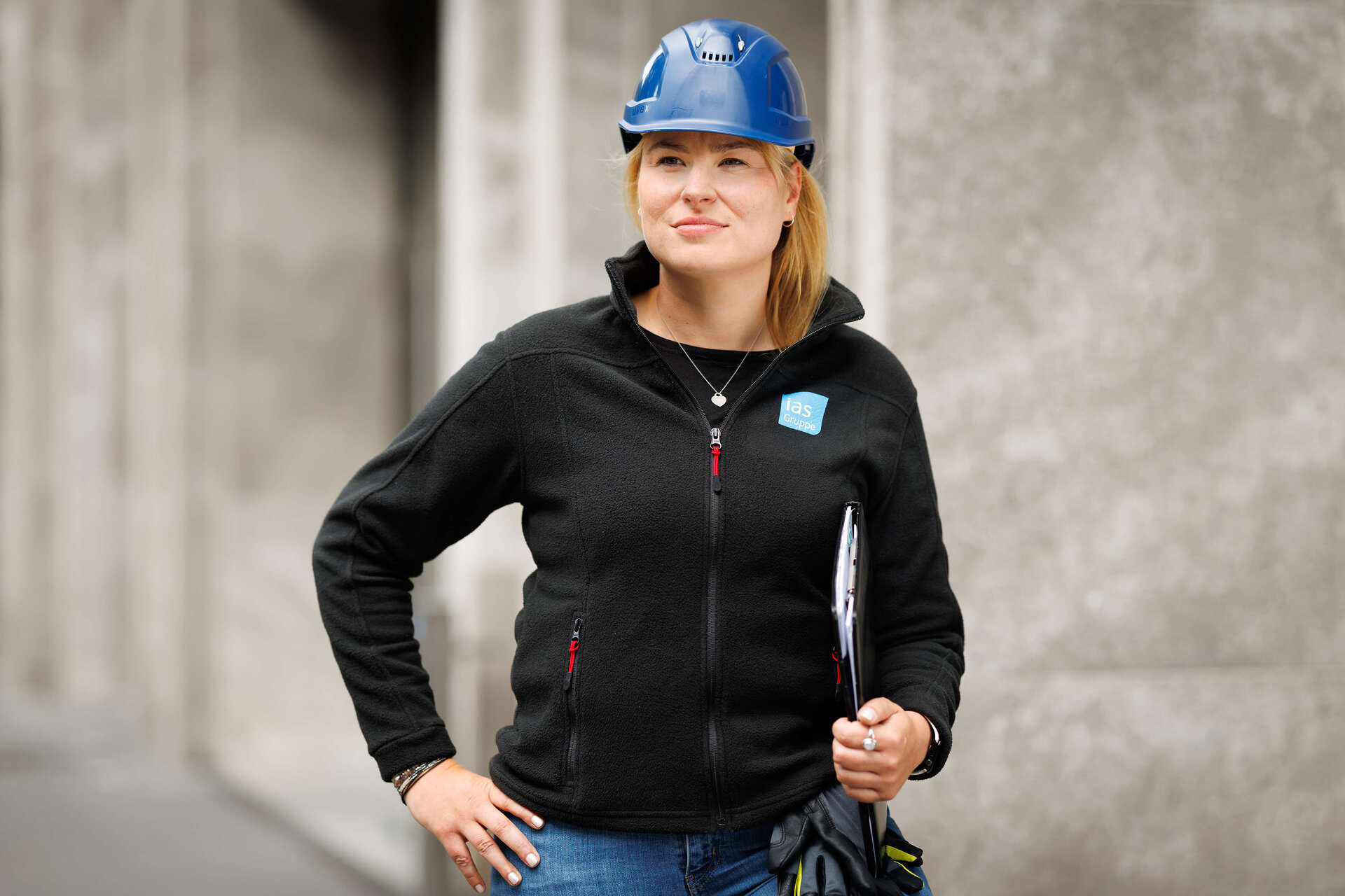 Sicherheitsingenieurin der ias mit Helm