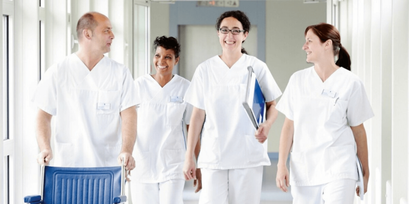 Eine Gruppe von Mediziner:innen im Gang eines Krankenhauses