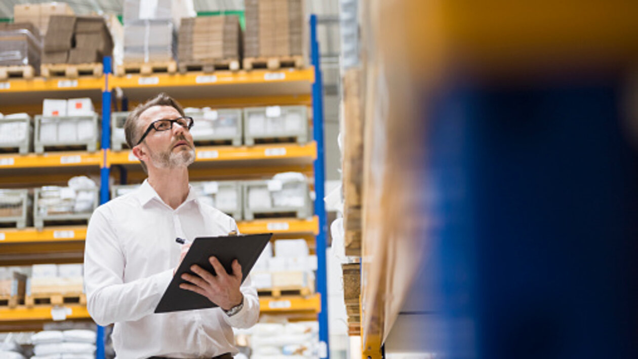 Ein Sicherheitsingenieur inspiziert Lagerregale