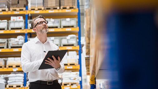 Ein Sicherheitsingenieur inspiziert Lagerregale