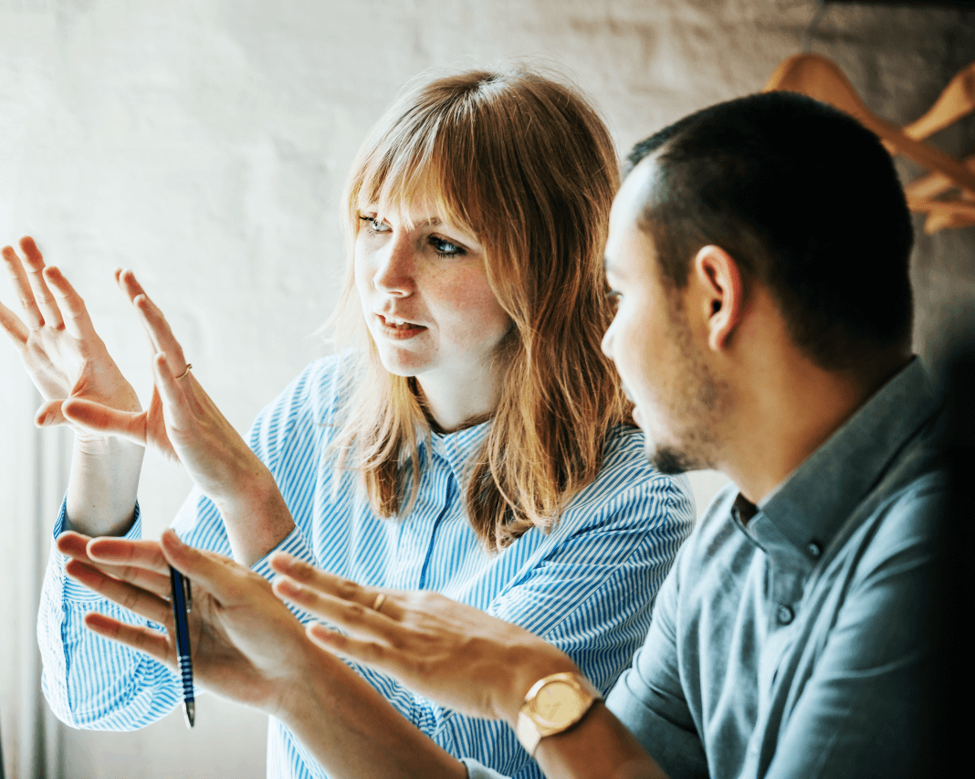 Zwei Mitarbeiter im Gespräch