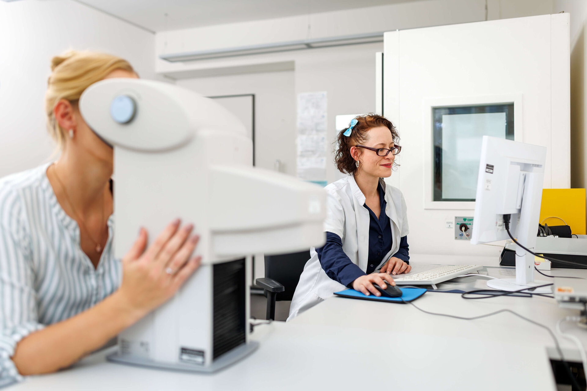 Augenuntersuchung beim Betriebsarzt mit einer Arbeitsmedizinischen Assistenz der ias