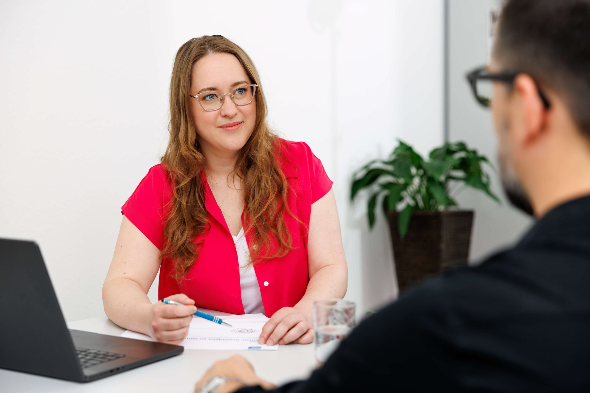 Eine ias-Psychologin berät vor Ort