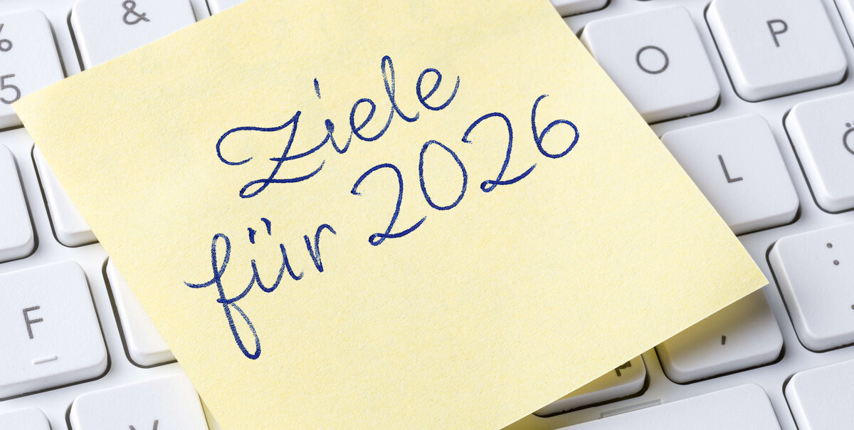 Ein Post-It mit dem Texttitel Ziele für 2026 auf einer Tastatur