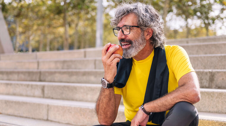 Ein möchte in einen Apfel beißen