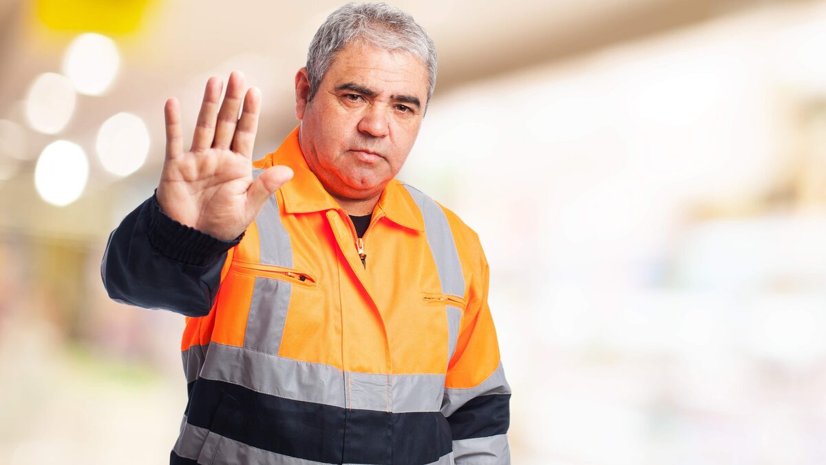 Arbeiter, der seine Hand nach vorne ausstreckt 