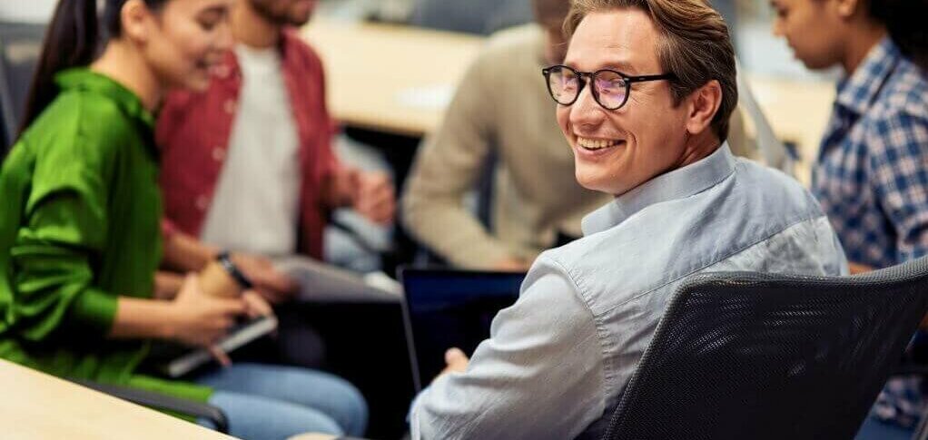 Mann mit Helm schaut auf Arbeitsschutz-Checkliste im Lager eines Unternehmens