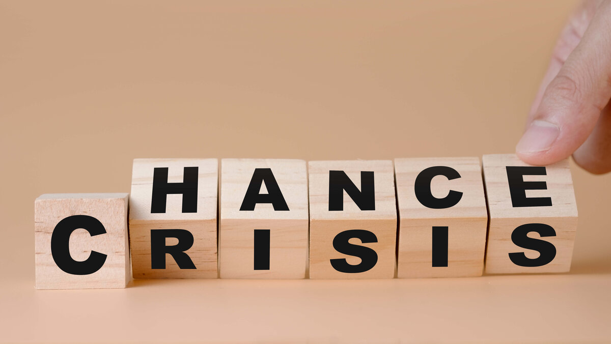 Würfel mit Buchstaben bilden die Worte Krise und Chance