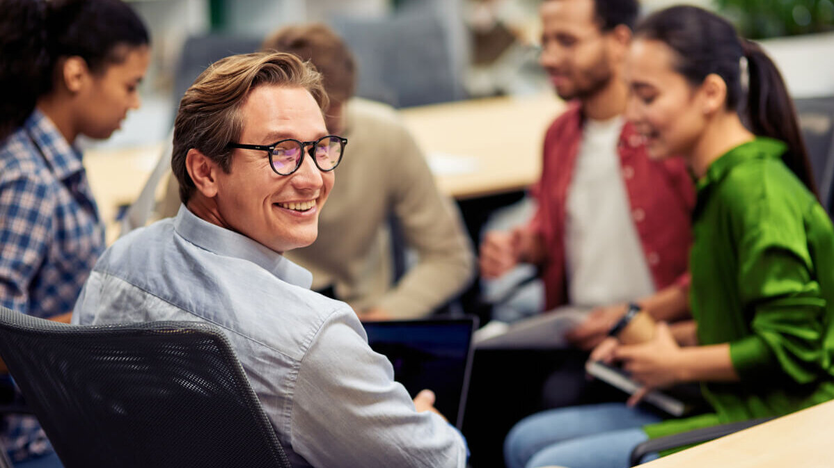 Gruppe von Menschen in Gesprächssituation am Tisch