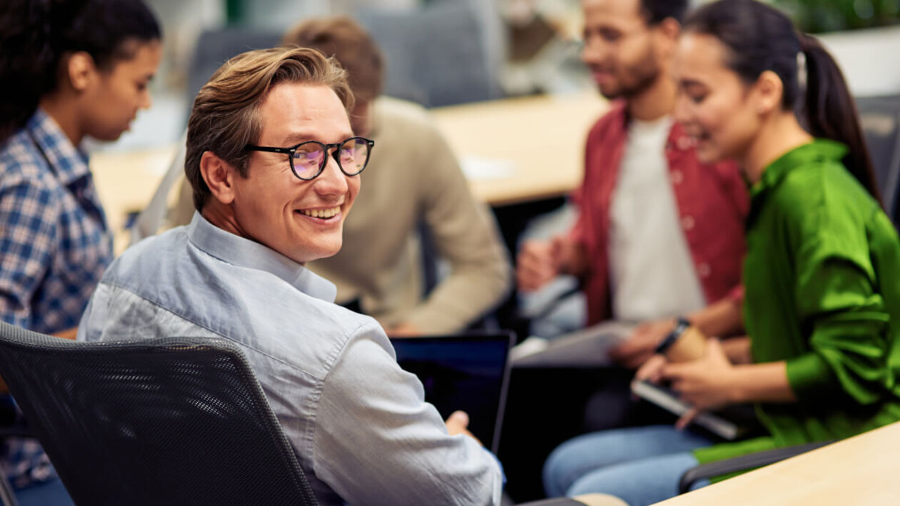 Gruppe von Menschen in Gesprächssituation am Tisch