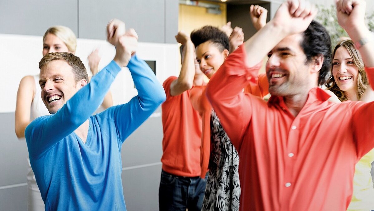 Mitarbeitende, die sich gemeinsam bewegen 