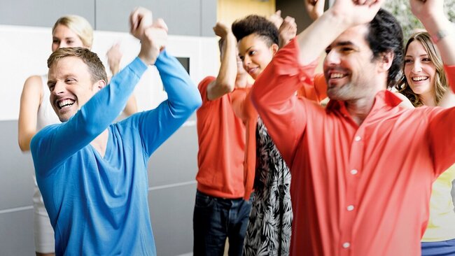 Mitarbeitende, die sich gemeinsam bewegen 