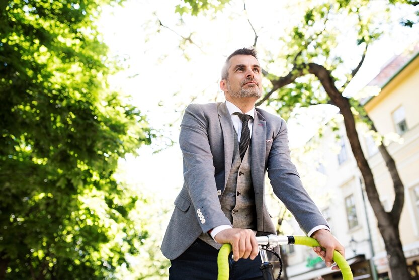 Businessmann am Fahrrad