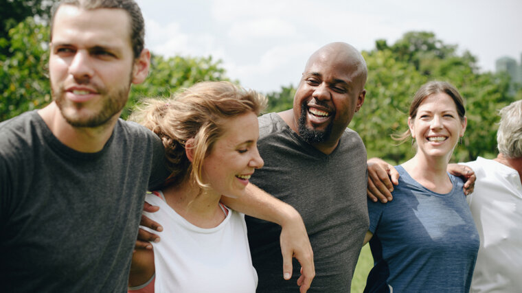 Diverse Menschen Arm in Arm, lachend