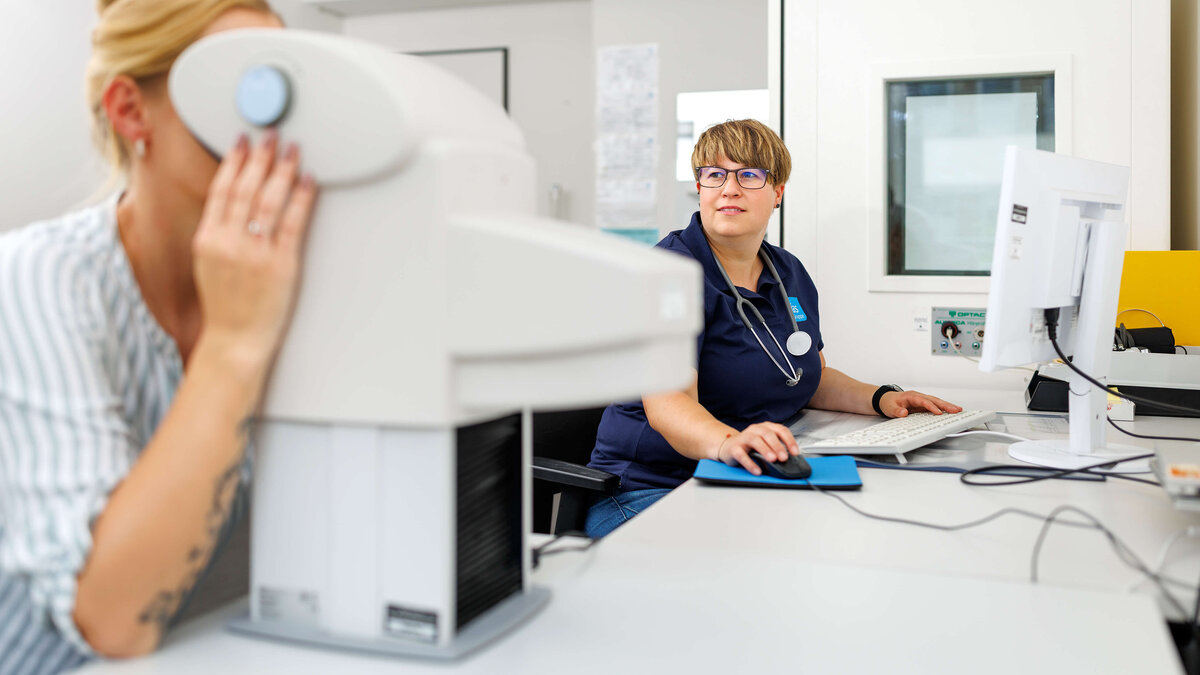 Arzthelferin Jennifer Smarz bei einer Augenuntersuchung in der Arbeitsmedizin